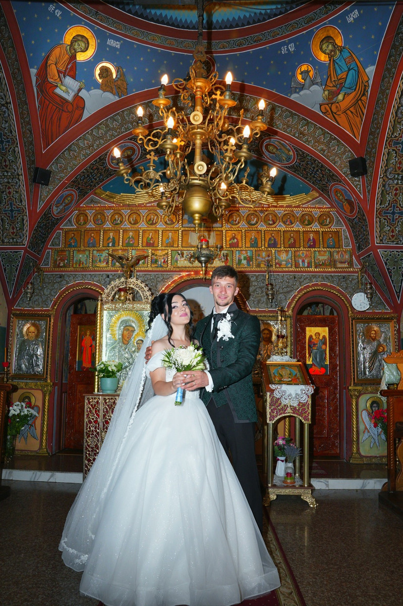 Mirii în biserica pictată, sub candelabru