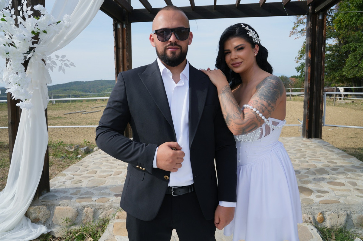 Mirii în fața arcadei cu voaluri albe, în câmp
