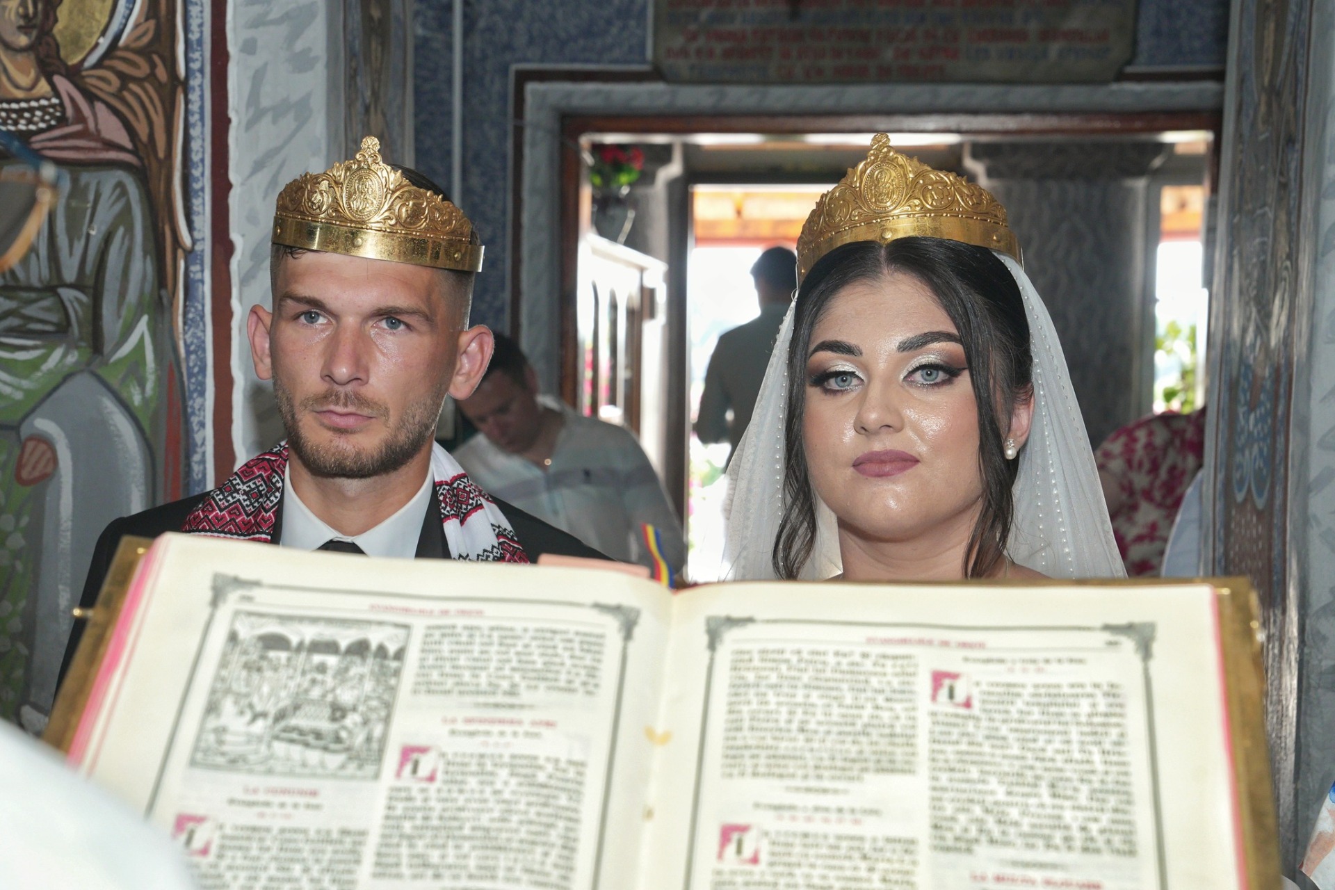 Mirii la cununia religioasă, în biserica pictată